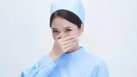 迪丽热巴迪奥大使合影站C位